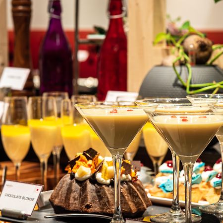 Mercure Hyderabad Kcp Banjara Hills, An Accor Hotel Εξωτερικό φωτογραφία A dessert buffet