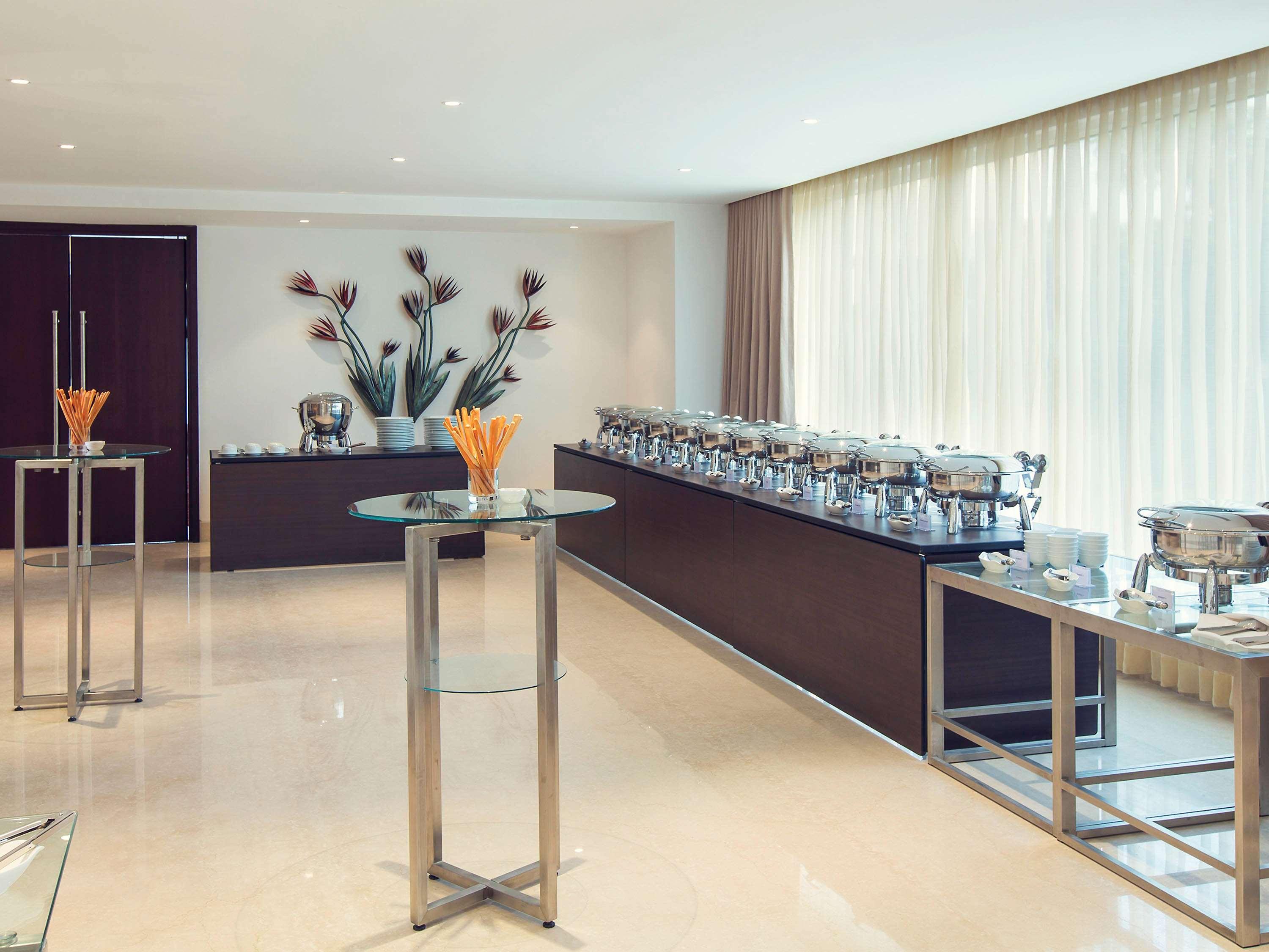 Mercure Hyderabad Kcp Banjara Hills, An Accor Hotel Εξωτερικό φωτογραφία A buffet at a hotel
