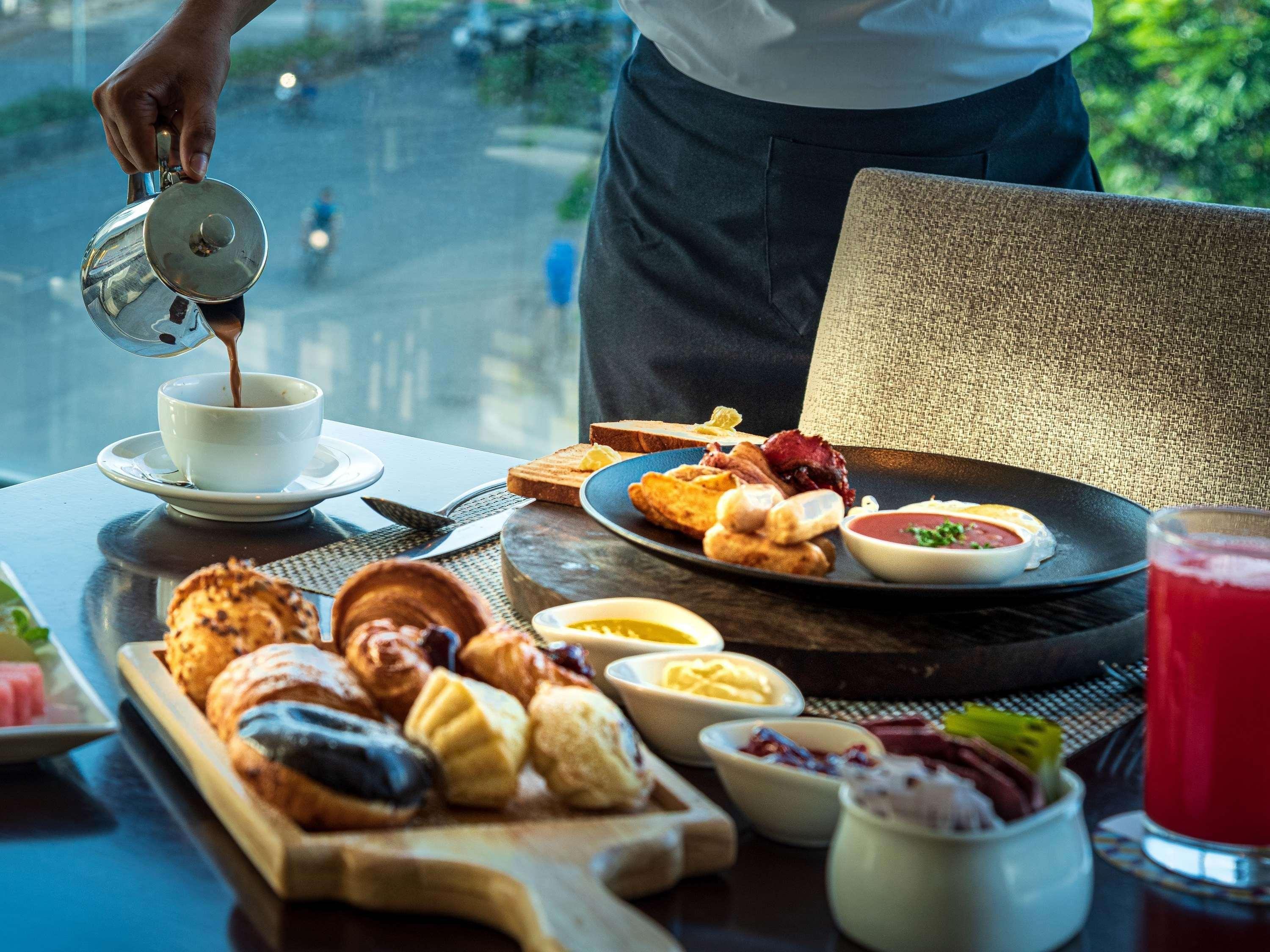 Mercure Hyderabad Kcp Banjara Hills, An Accor Hotel Εξωτερικό φωτογραφία A breakfast at the hotel