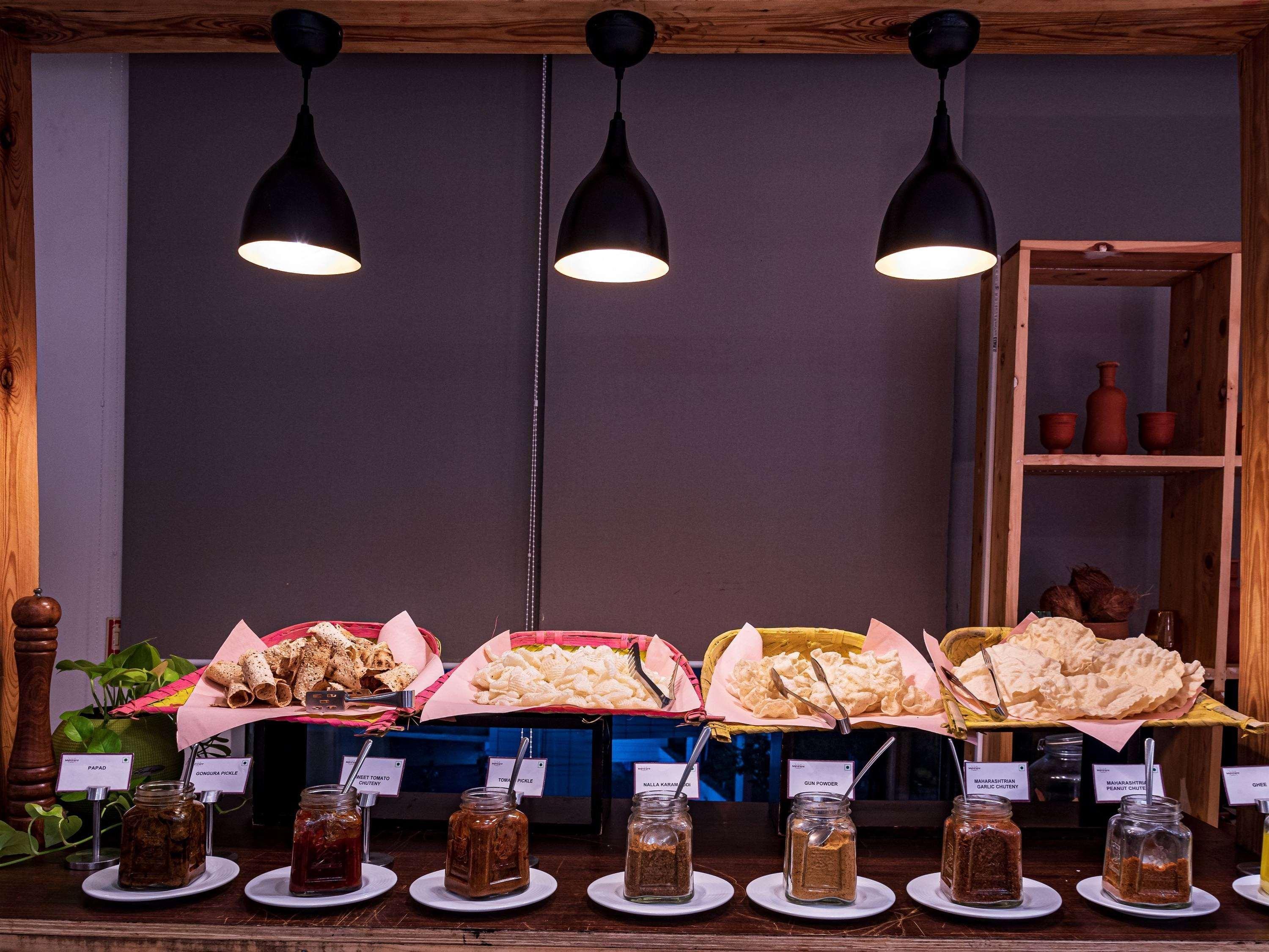 Mercure Hyderabad Kcp Banjara Hills, An Accor Hotel Εξωτερικό φωτογραφία A selection of Thai desserts