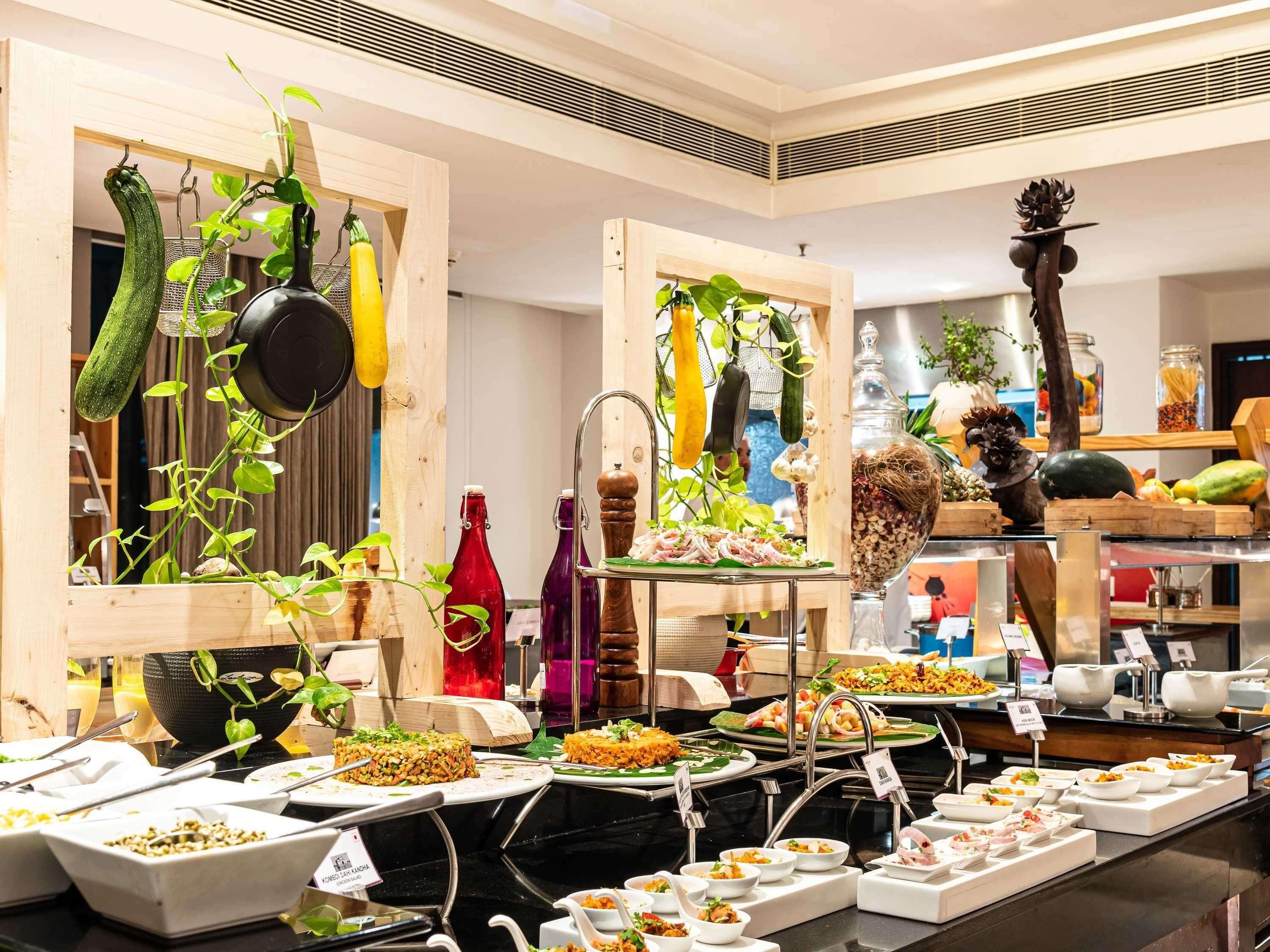 Mercure Hyderabad Kcp Banjara Hills, An Accor Hotel Εξωτερικό φωτογραφία A buffet at a hotel