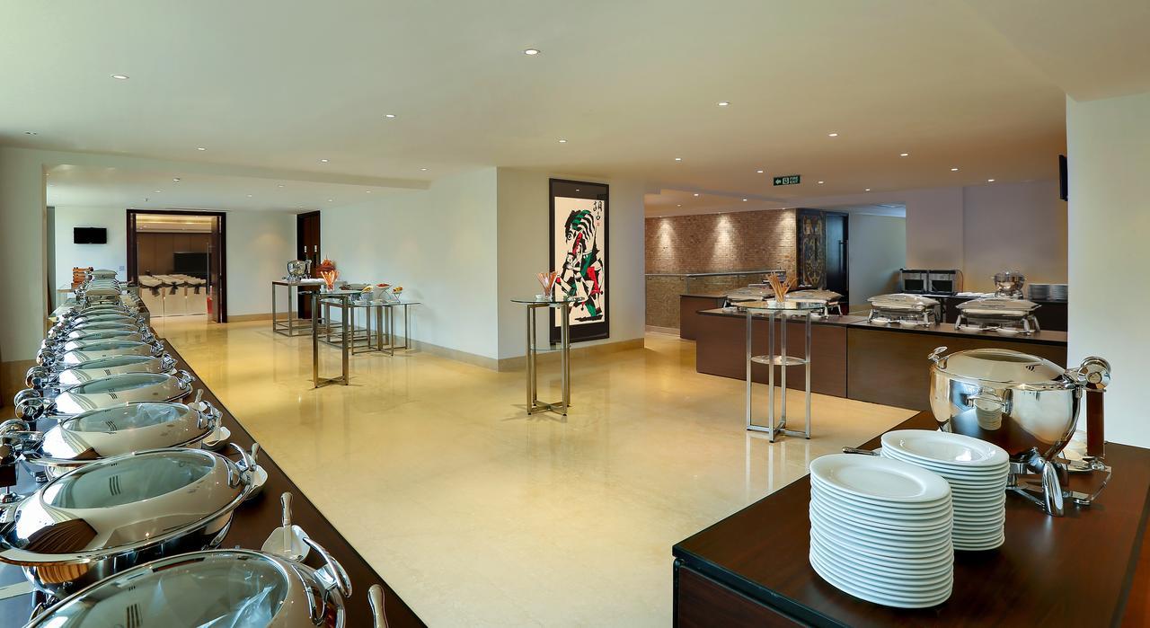 Mercure Hyderabad Kcp Banjara Hills, An Accor Hotel Εξωτερικό φωτογραφία The interior of the lounge