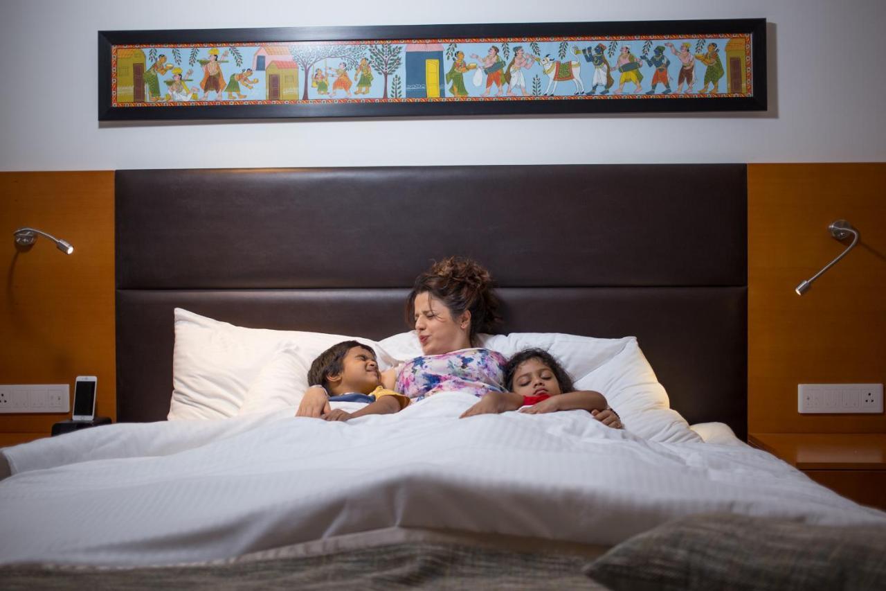 Mercure Hyderabad Kcp Banjara Hills, An Accor Hotel Εξωτερικό φωτογραφία A mother and her two children in a hotel room